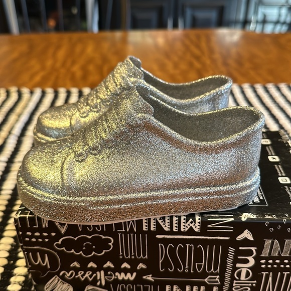 MINI MELISSA girls MINI BE SILVER GLITTER SNEAKERS - Picture 9 of 16
